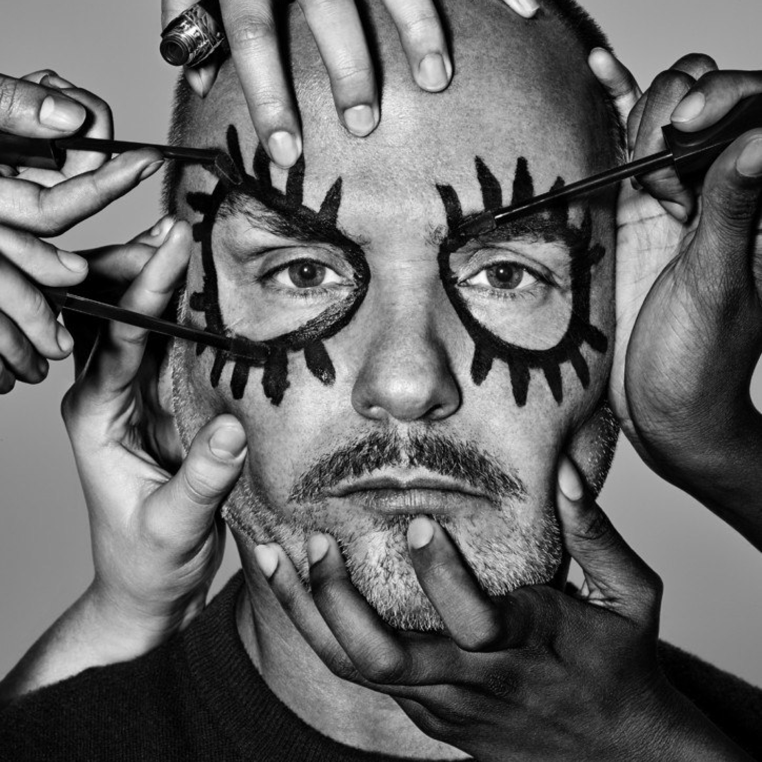 Герои бэкстейджа. Визажисты и стилисты по волосам модных показов, которых нельзя не знать (фото 21)