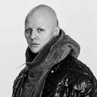 Герои бэкстейджа. Визажисты и стилисты по волосам модных показов, которых нельзя не знать (фото 6)