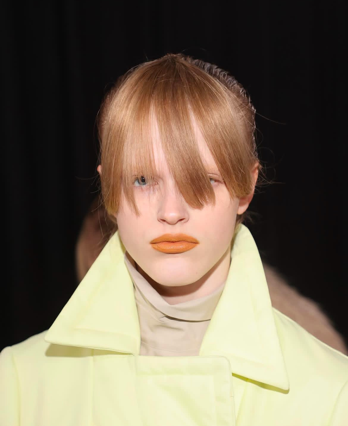 Герои бэкстейджа. Визажисты и стилисты по волосам модных показов, которых нельзя не знать (фото 68)