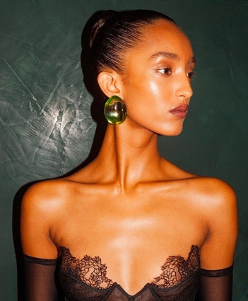 Герои бэкстейджа. Визажисты и стилисты по волосам модных показов, которых нельзя не знать (фото 28)