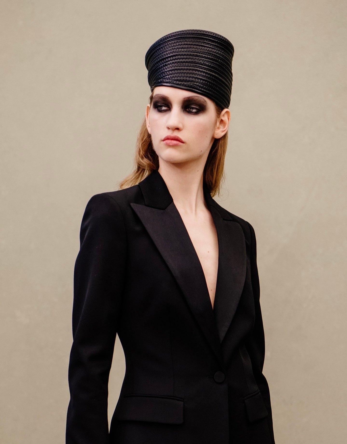 Герои бэкстейджа. Визажисты и стилисты по волосам модных показов, которых нельзя не знать (фото 43)