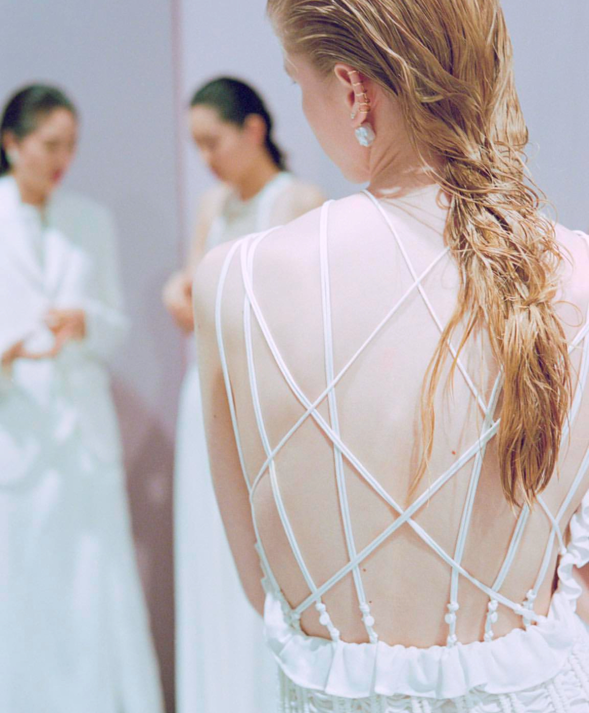 Герои бэкстейджа. Визажисты и стилисты по волосам модных показов, которых нельзя не знать (фото 47)