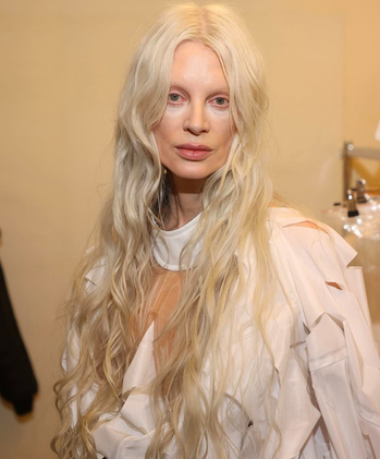 Герои бэкстейджа. Визажисты и стилисты по волосам модных показов, которых нельзя не знать (фото 70)