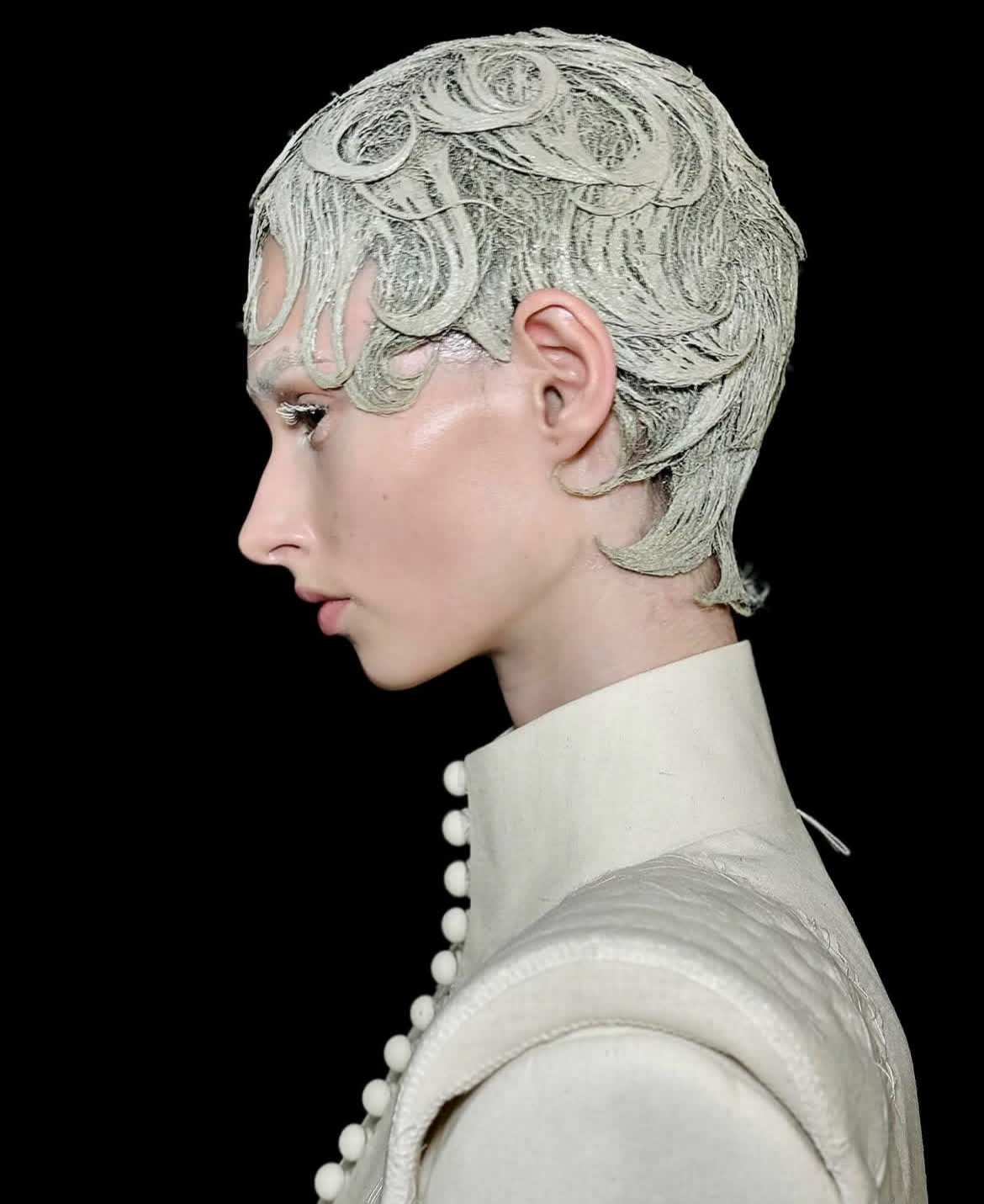 Герои бэкстейджа. Визажисты и стилисты по волосам модных показов, которых нельзя не знать (фото 52)