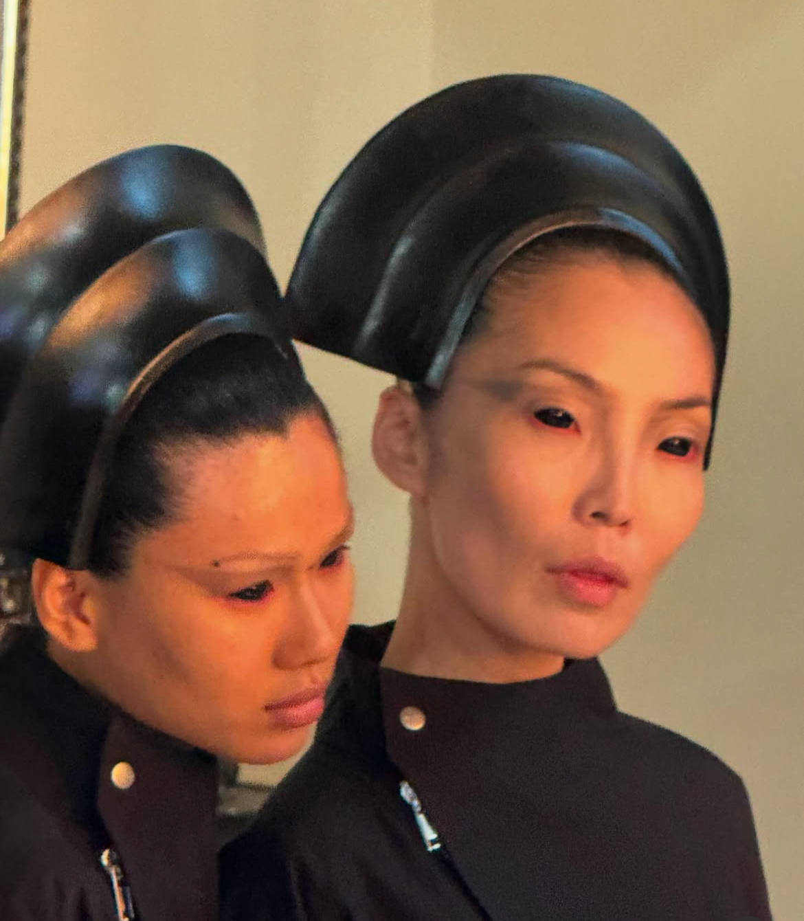 Герои бэкстейджа. Визажисты и стилисты по волосам модных показов, которых нельзя не знать (фото 10)