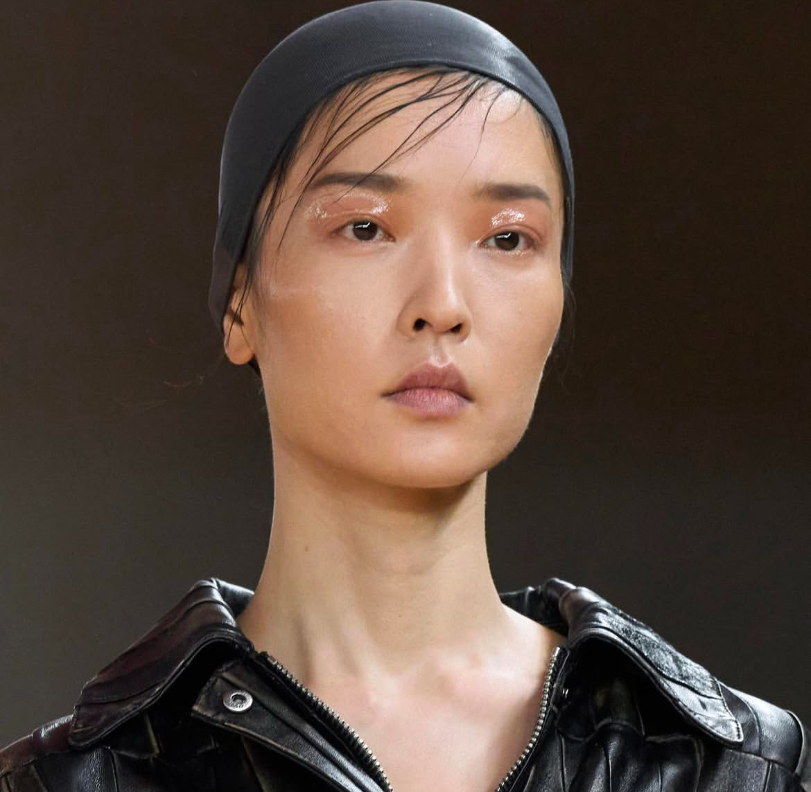 Герои бэкстейджа. Визажисты и стилисты по волосам модных показов, которых нельзя не знать (фото 39)