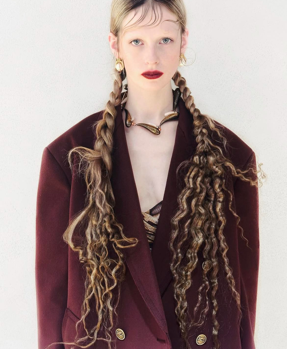 Герои бэкстейджа. Визажисты и стилисты по волосам модных показов, которых нельзя не знать (фото 58)