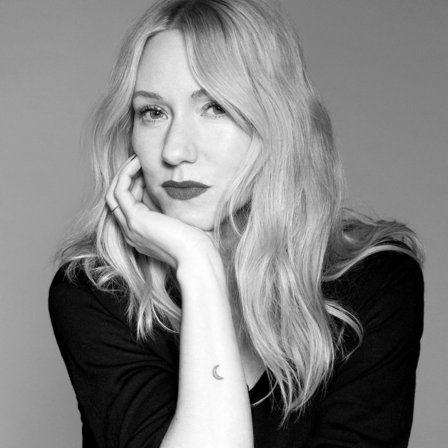 Герои бэкстейджа. Визажисты и стилисты по волосам модных показов, которых нельзя не знать (фото 36)