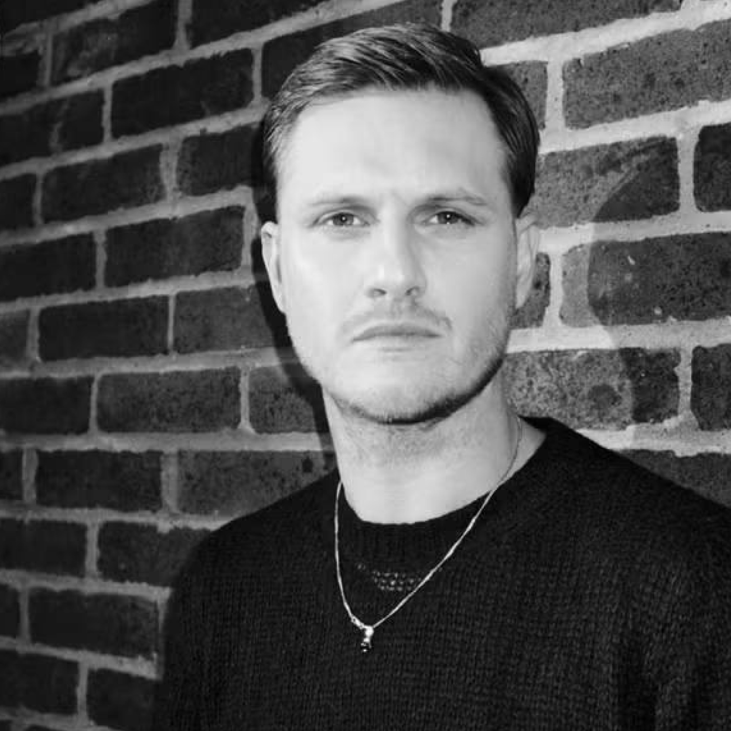 Герои бэкстейджа. Визажисты и стилисты по волосам модных показов, которых нельзя не знать (фото 31)