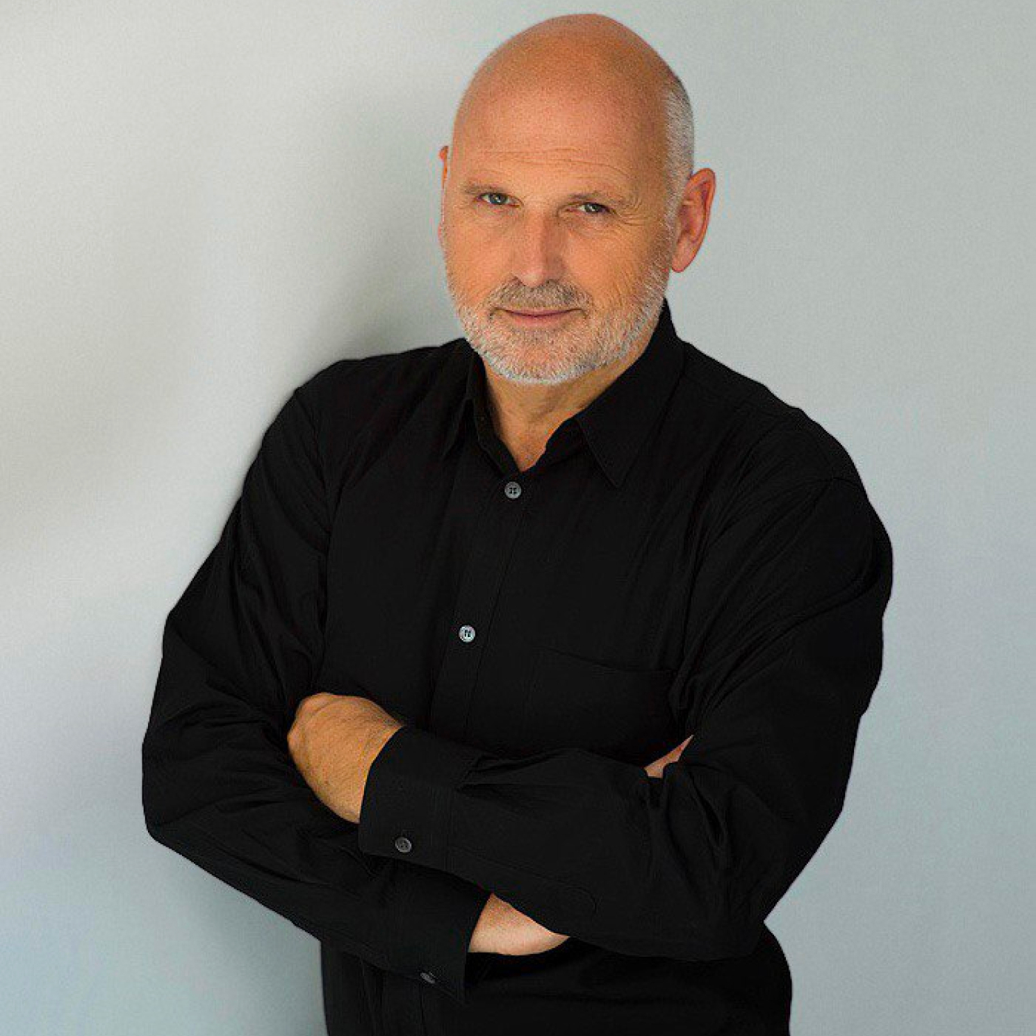 Герои бэкстейджа. Визажисты и стилисты по волосам модных показов, которых нельзя не знать (фото 66)