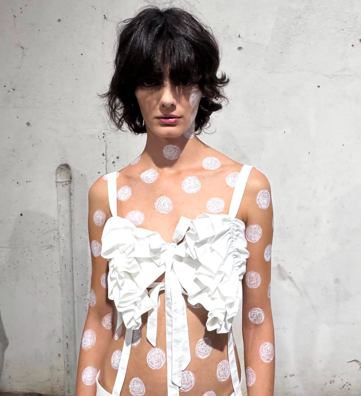 Герои бэкстейджа. Визажисты и стилисты по волосам модных показов, которых нельзя не знать (фото 14)