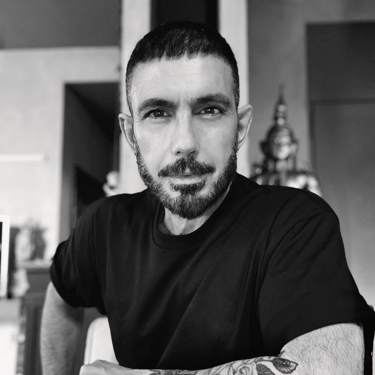 Герои бэкстейджа. Визажисты и стилисты по волосам модных показов, которых нельзя не знать (фото 56)