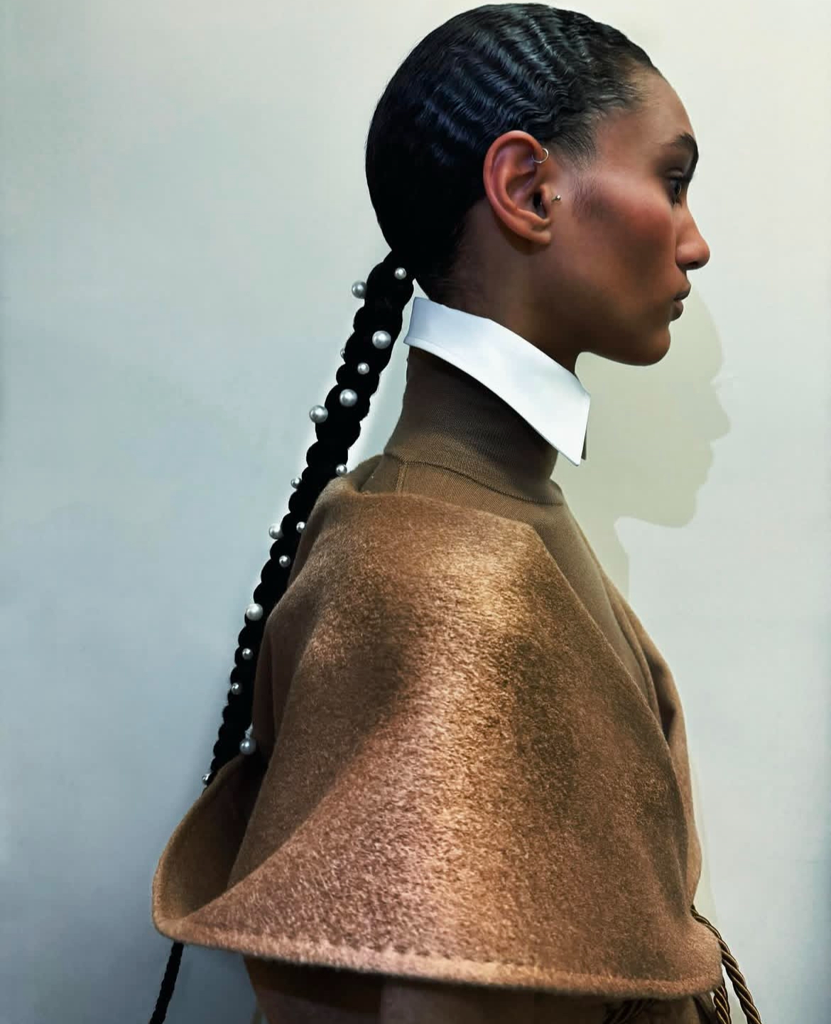 Герои бэкстейджа. Визажисты и стилисты по волосам модных показов, которых нельзя не знать (фото 60)