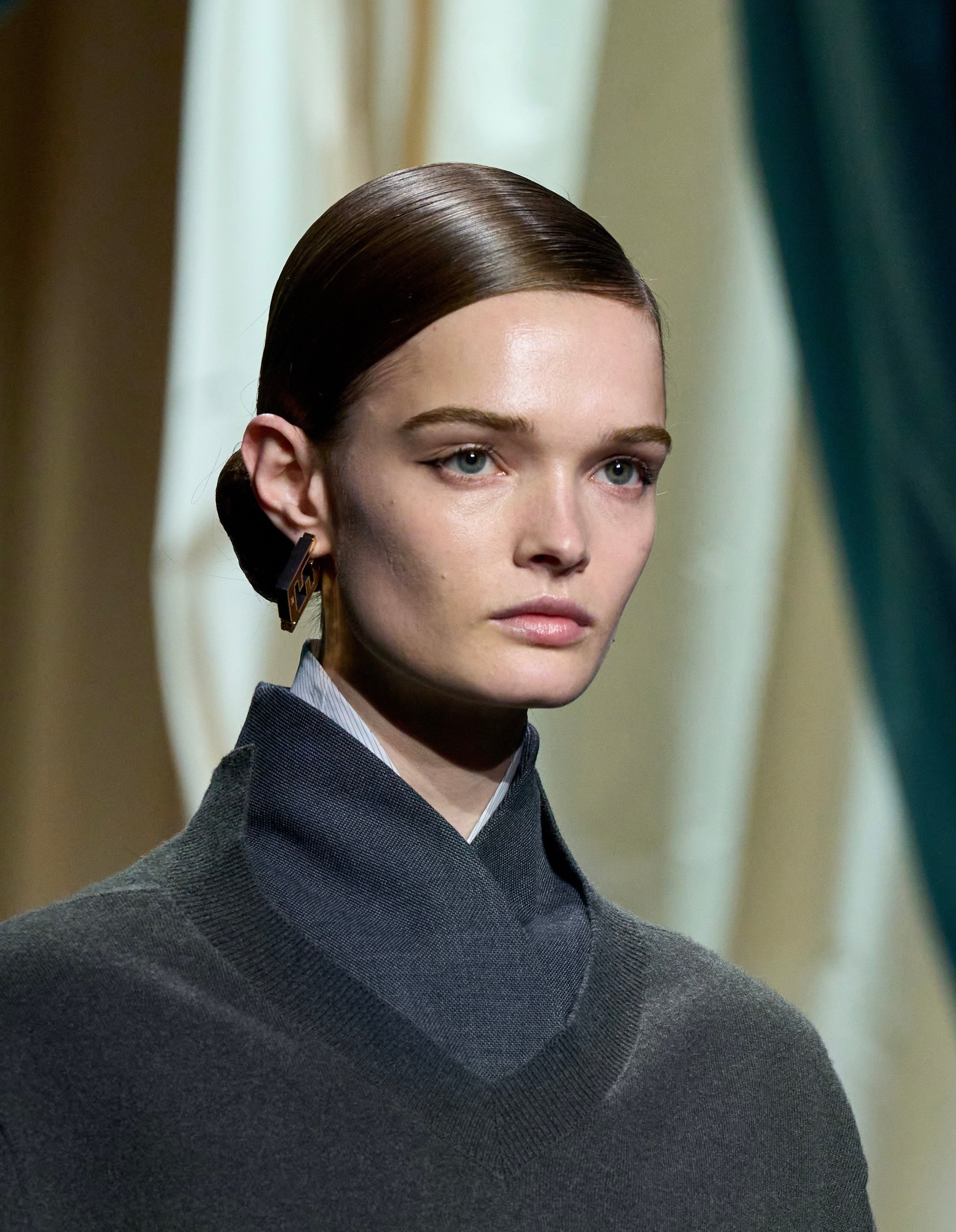 Герои бэкстейджа. Визажисты и стилисты по волосам модных показов, которых нельзя не знать (фото 22)