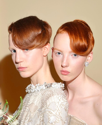 Герои бэкстейджа. Визажисты и стилисты по волосам модных показов, которых нельзя не знать (фото 69)