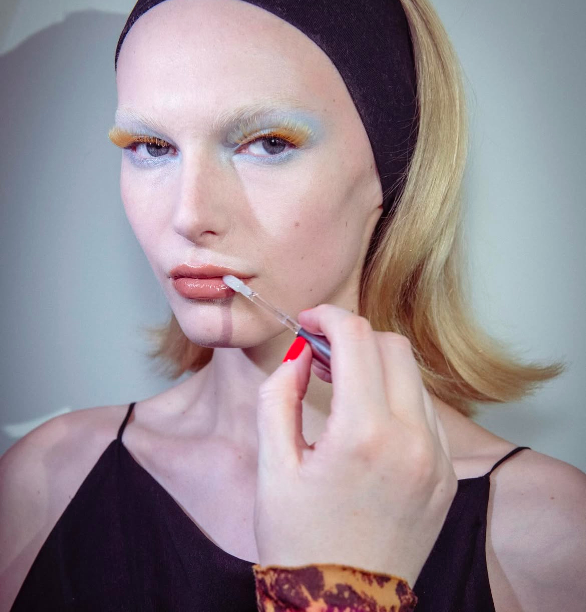 Герои бэкстейджа. Визажисты и стилисты по волосам модных показов, которых нельзя не знать (фото 5)