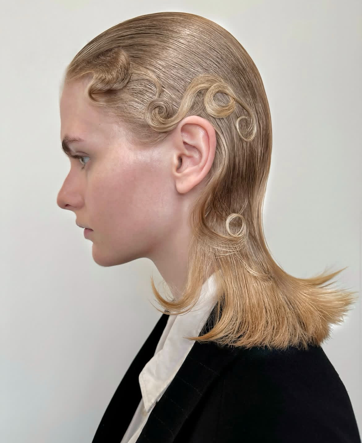 Герои бэкстейджа. Визажисты и стилисты по волосам модных показов, которых нельзя не знать (фото 59)