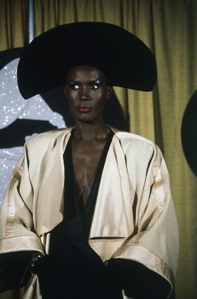 Назад в будущее: (ретро)футуризм в моде — от Куррежа до Жескьера (фото 69)