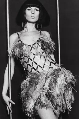 Назад в будущее: (ретро)футуризм в моде — от Куррежа до Жескьера (фото 23)