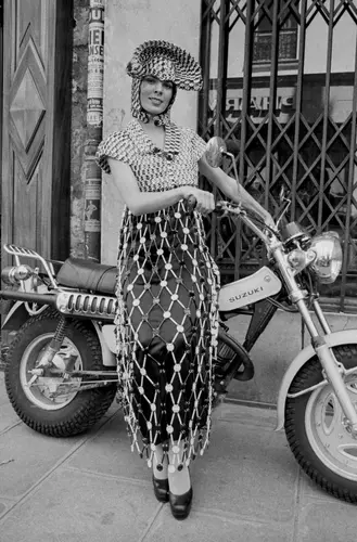 Назад в будущее: (ретро)футуризм в моде — от Куррежа до Жескьера (фото 29)