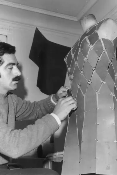 Назад в будущее: (ретро)футуризм в моде — от Куррежа до Жескьера (фото 19)