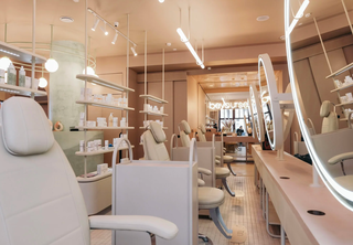 Новости салонов и клиник. Фотодинамическая терапия, коррекция фигуры и шлифовка постакне (фото 10)