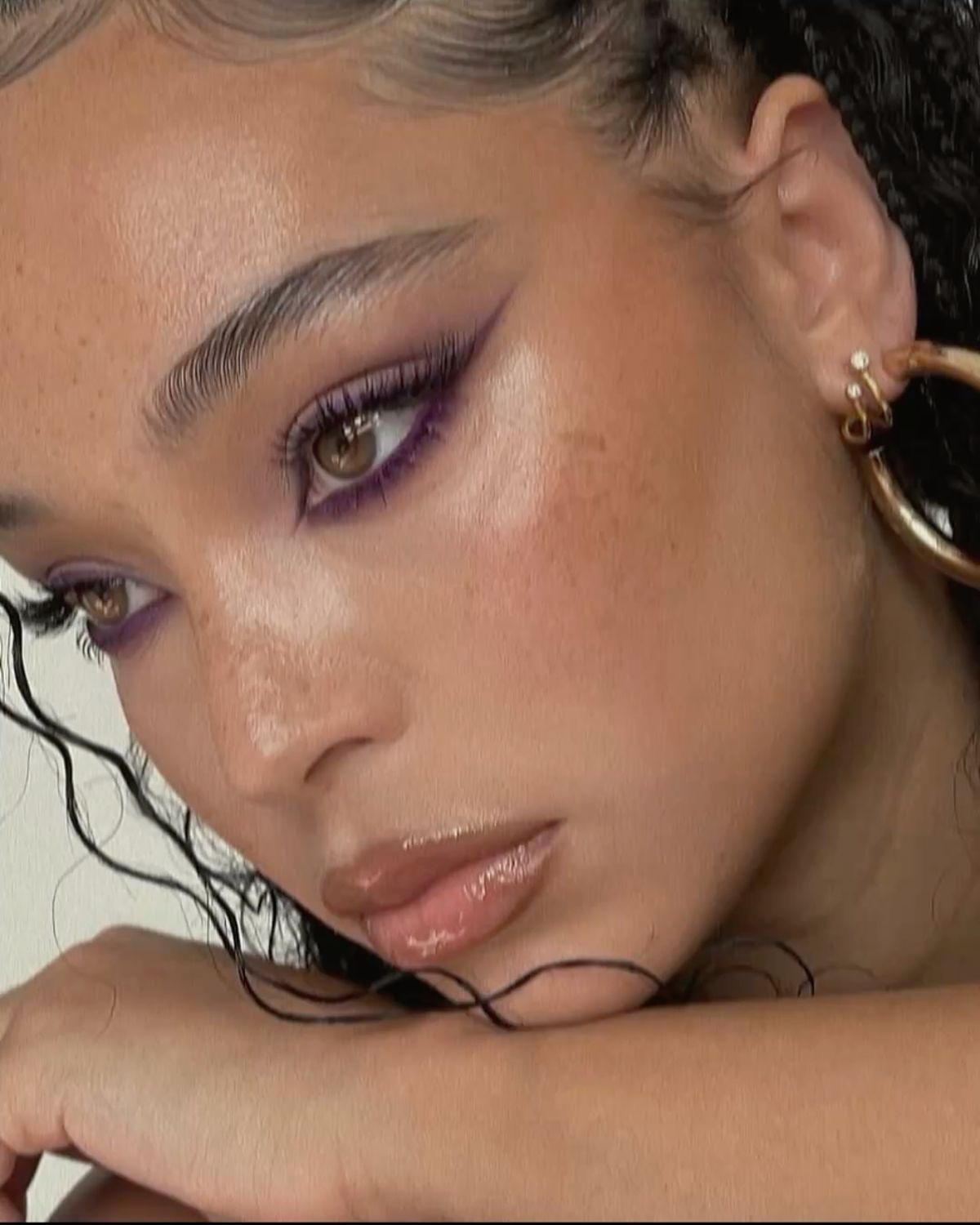 Fruit-Inspired: тренд на сливовый макияж — носим как Зендая, Оливия Родриго и Рианна (фото 30)