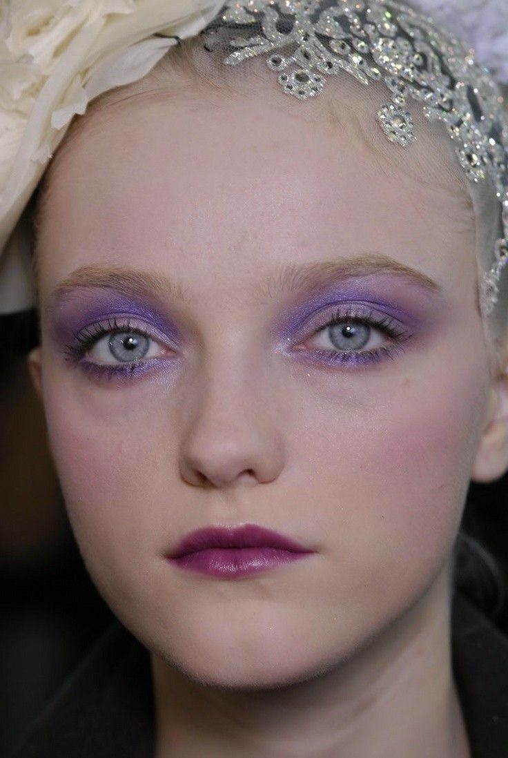 Fruit-Inspired: тренд на сливовый макияж — носим как Зендая, Оливия Родриго и Рианна (фото 25)