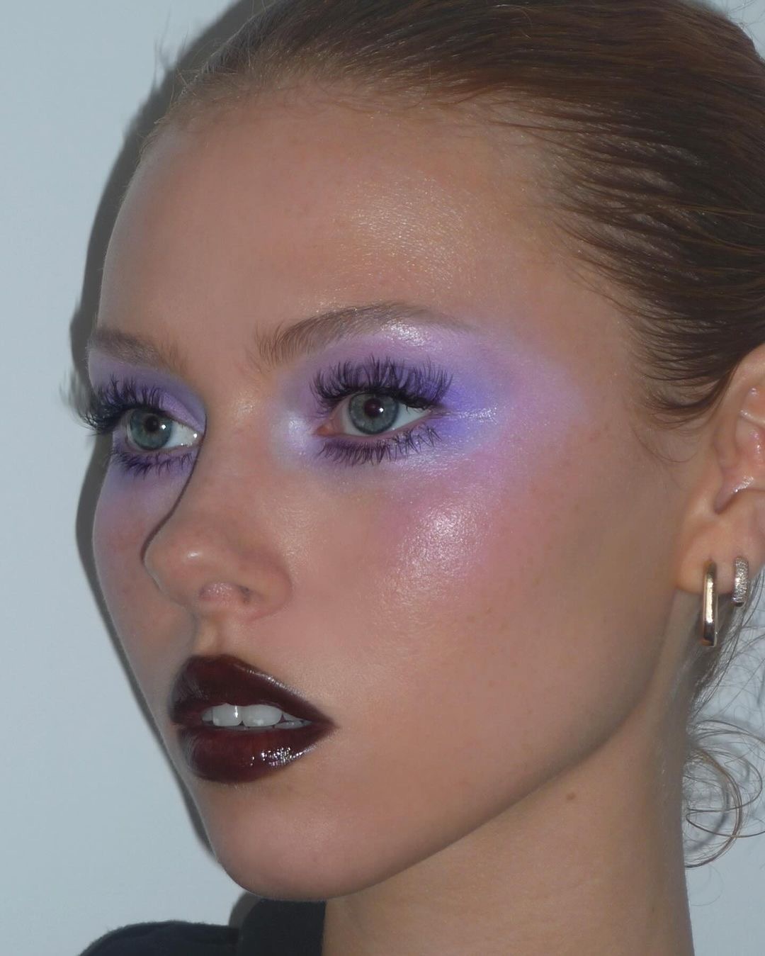 Fruit-Inspired: тренд на сливовый макияж — носим как Зендая, Оливия Родриго и Рианна (фото 24)