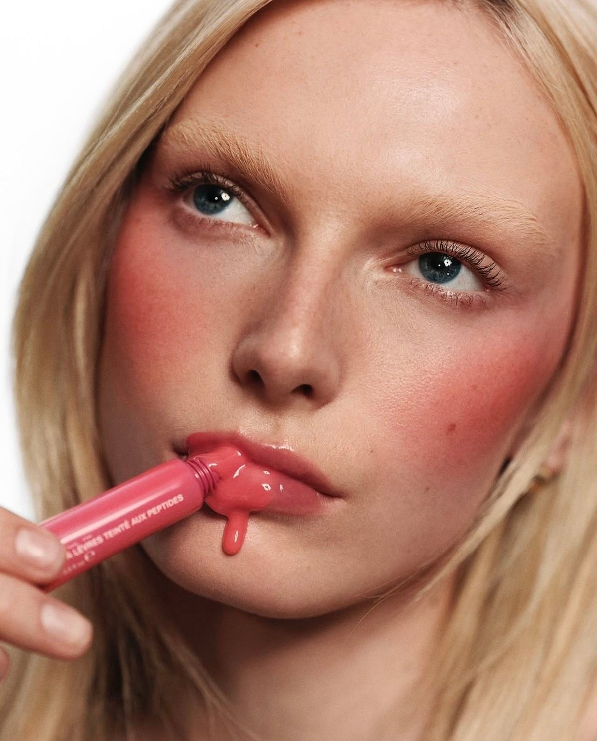 Sun kissed: тренд на макияж с эффектом загорелой кожи — носим как Эльза Хоск, Эмили Ратаковски и Хейли Бибер (фото 28)