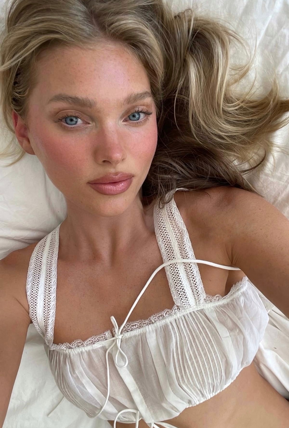 Sun kissed: тренд на макияж с эффектом загорелой кожи — носим как Эльза Хоск, Эмили Ратаковски и Хейли Бибер (фото 5)