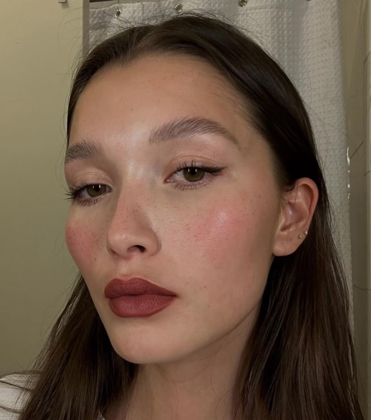 Sun kissed: тренд на макияж с эффектом загорелой кожи — носим как Эльза Хоск, Эмили Ратаковски и Хейли Бибер (фото 16)