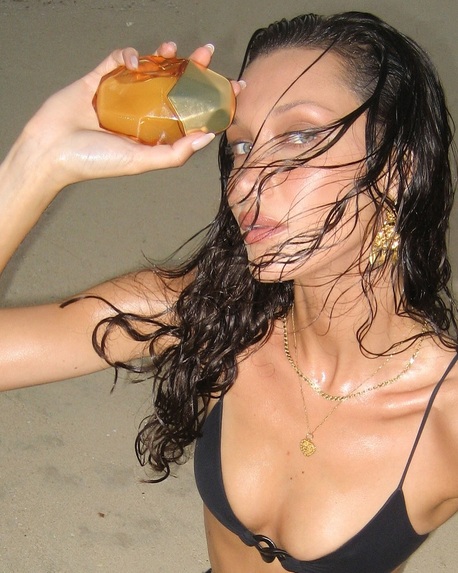 Ноты овощей и флаконы как арт-объекты: главные тренды парфюмерии этого года (фото 4)