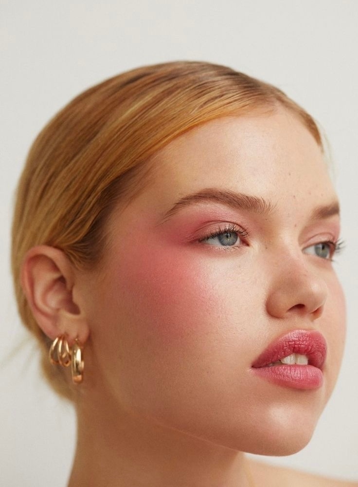 Total monochrome: тренд на макияж в одном цвете — носим как Ливия Нуньес, Марго Робби и Люси Хейл (фото 29)