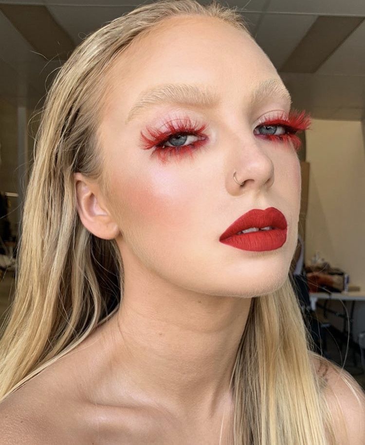 Total monochrome: тренд на макияж в одном цвете — носим как Ливия Нуньес, Марго Робби и Люси Хейл (фото 9)