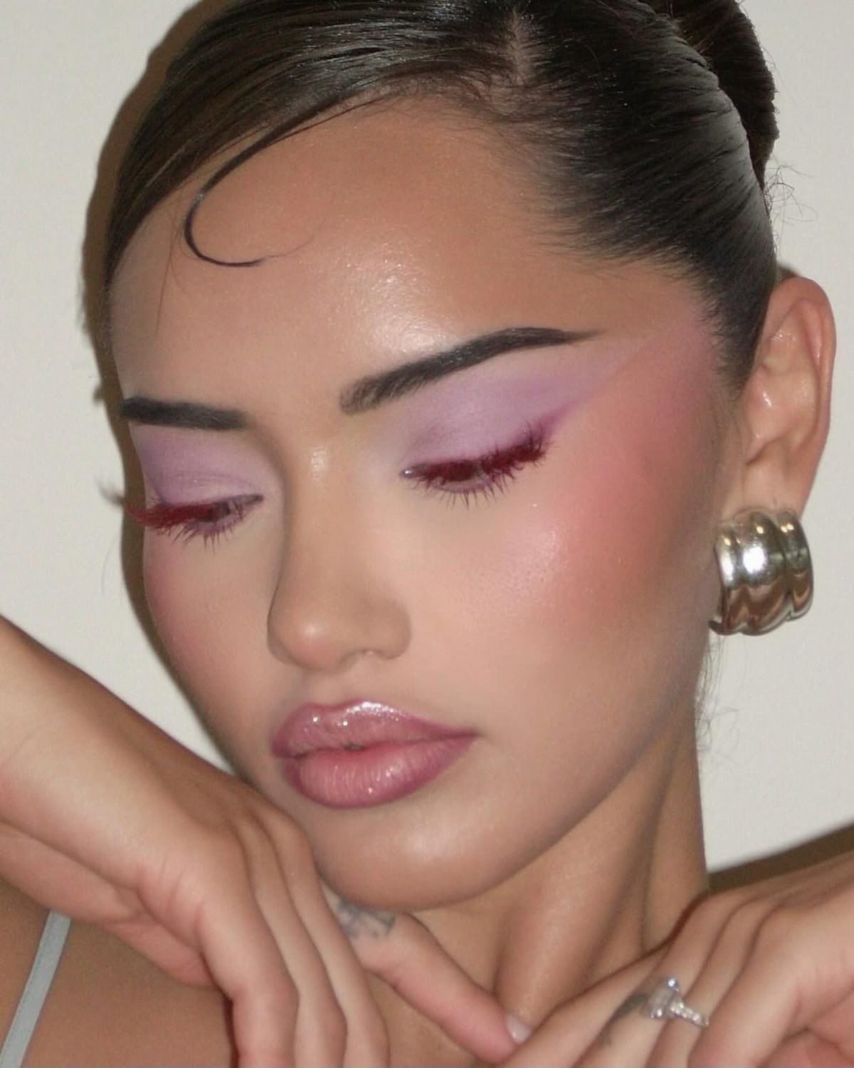 Total monochrome: тренд на макияж в одном цвете — носим как Ливия Нуньес, Марго Робби и Люси Хейл (фото 14)