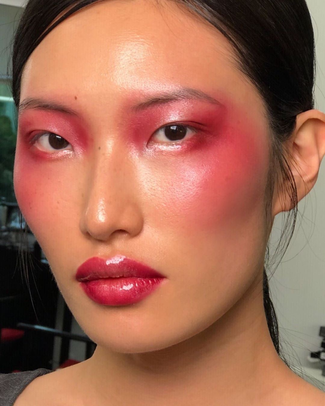 Total monochrome: тренд на макияж в одном цвете — носим как Ливия Нуньес, Марго Робби и Люси Хейл (фото 27)