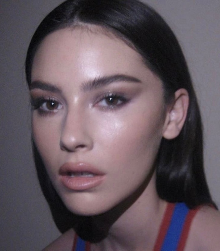 Cow lick eyebrows: тренд на лохматые брови — носим как Чарли XCX, Gabbriette и Дева Кассель (фото 10)