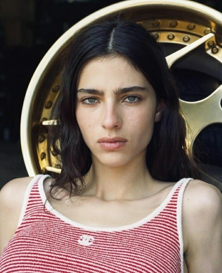 Cow lick eyebrows: тренд на лохматые брови — носим как Чарли XCX, Gabbriette и Дева Кассель (фото 27)