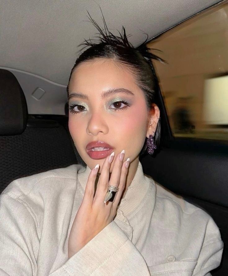 Cow lick eyebrows: тренд на лохматые брови — носим как Чарли XCX, Gabbriette и Дева Кассель (фото 19)