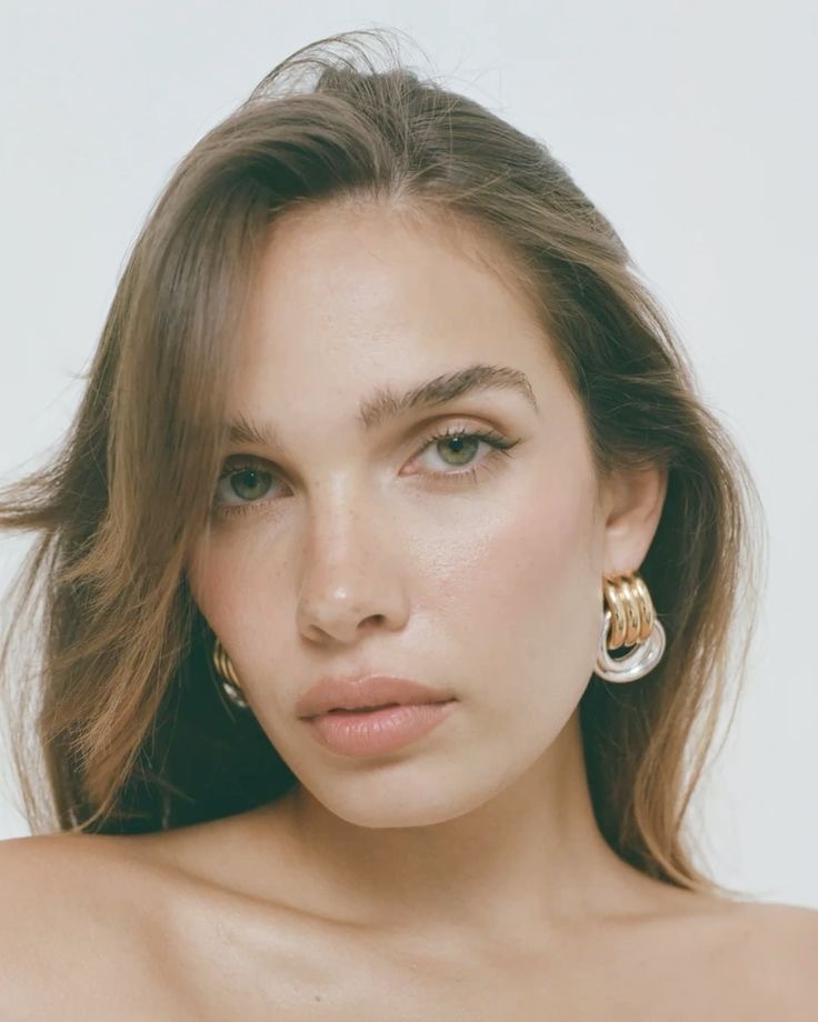 Cow lick eyebrows: тренд на лохматые брови — носим как Чарли XCX, Gabbriette и Дева Кассель (фото 12)