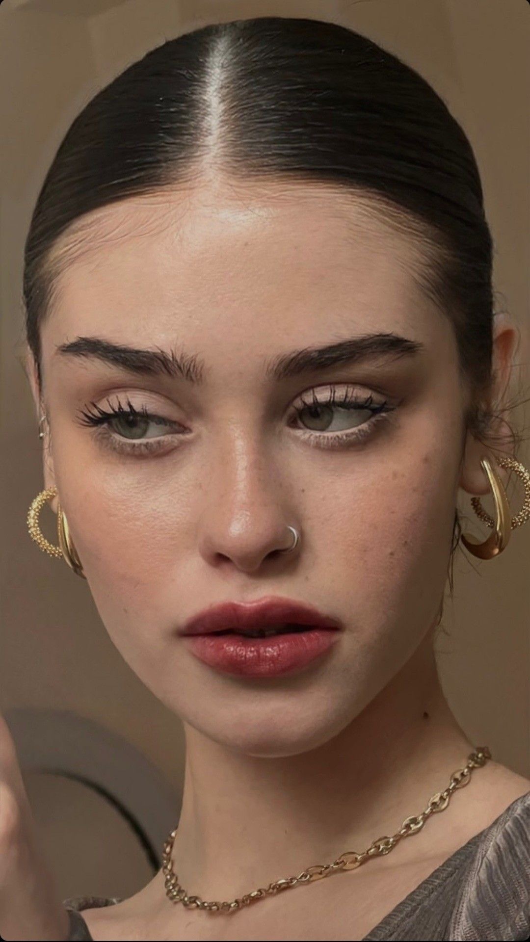 Cow lick eyebrows: тренд на лохматые брови — носим как Чарли XCX, Gabbriette и Дева Кассель (фото 24)