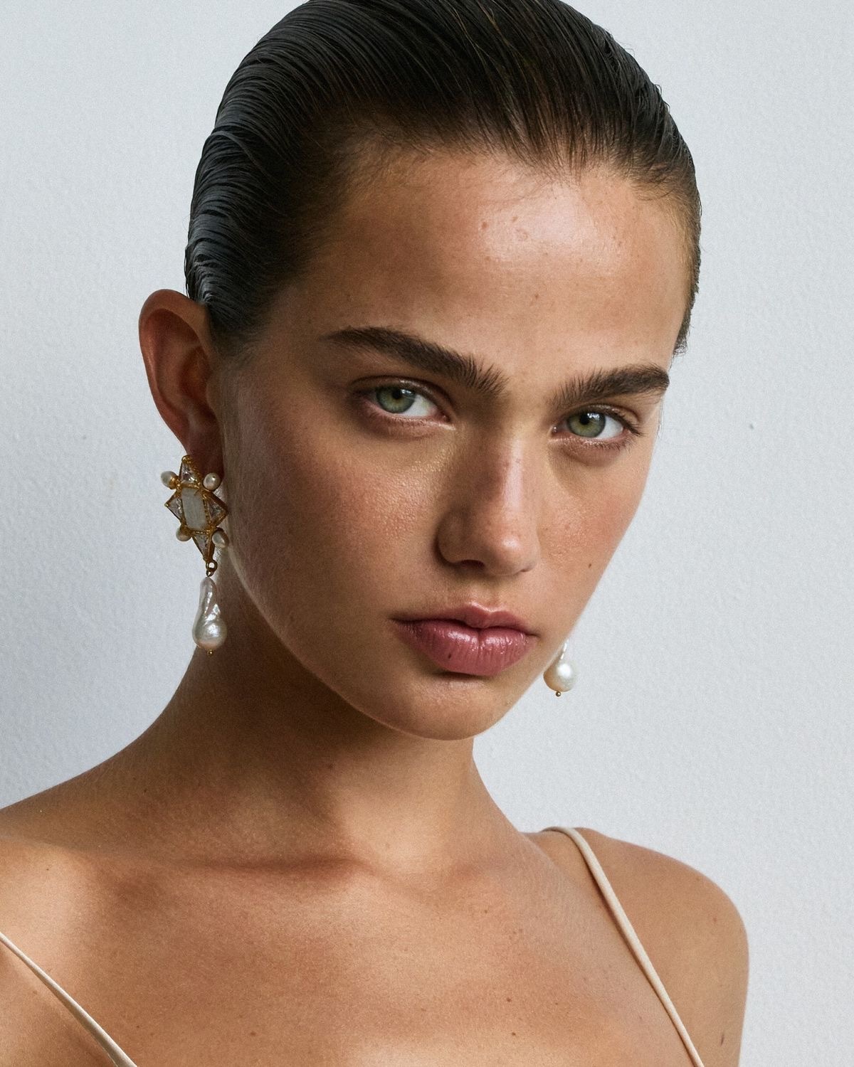 Cow lick eyebrows: тренд на лохматые брови — носим как Чарли XCX, Gabbriette и Дева Кассель (фото 29)