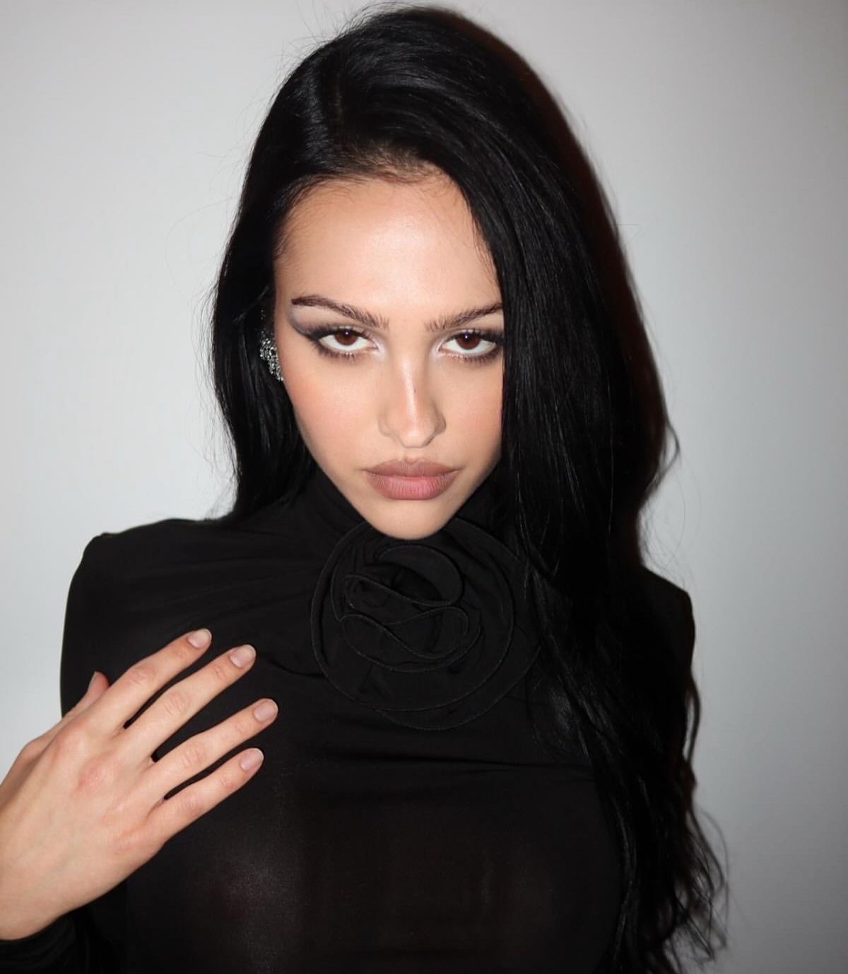 Cow lick eyebrows: тренд на лохматые брови — носим как Чарли XCX, Gabbriette и Дева Кассель (фото 3)