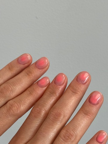 Глянцевые, «надутые» и «мыльные» ногти: главные тренды маникюра на лето 2025 (фото 11)