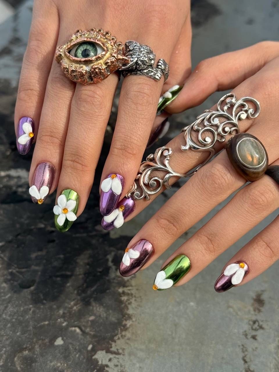 Глянцевые, «надутые» и «мыльные» ногти: главные тренды маникюра на лето 2025 (фото 24)