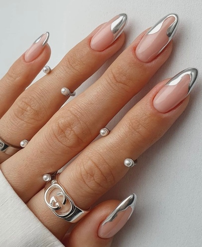 Глянцевые, «надутые» и «мыльные» ногти: главные тренды маникюра на лето 2025 (фото 9)