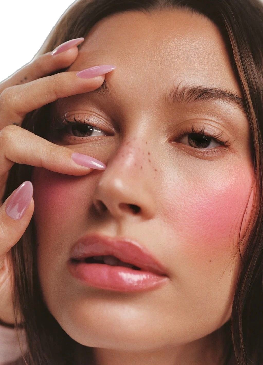 Guava Girl: тренд на макияж цвета тропического фрукта — носим как Селена Гомес, Эль Фаннинг и Фиби Дайневор (фото 3)