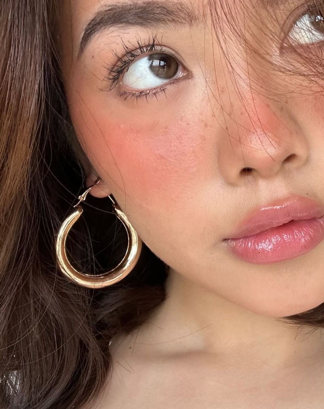 Guava Girl: тренд на макияж цвета тропического фрукта — носим как Селена Гомес, Эль Фаннинг и Фиби Дайневор (фото 19)