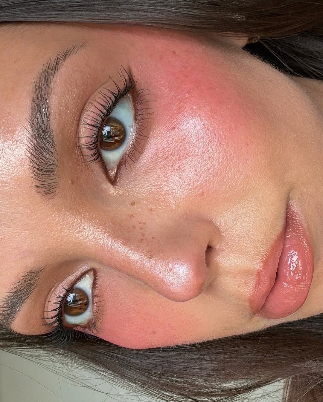 Guava Girl: тренд на макияж цвета тропического фрукта — носим как Селена Гомес, Эль Фаннинг и Фиби Дайневор (фото 22)